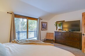 Breck Townhome w/ Balcony: Walk to Ski Lifts!