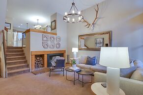 Breck Townhome w/ Balcony: Walk to Ski Lifts!