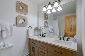 Breck Townhome w/ Balcony: Walk to Ski Lifts!