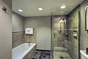 6 Mi to Lake Tahoe: Everline Resort Retreat!