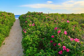 Charming Jacuzzi-suite - Walk to Parson's Beach!