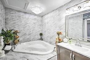 11 Mi to Nola: Westwego Home w/ Sunroom!