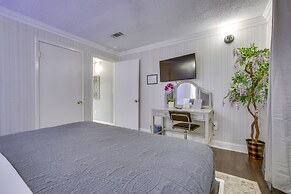 11 Mi to Nola: Westwego Home w/ Sunroom!