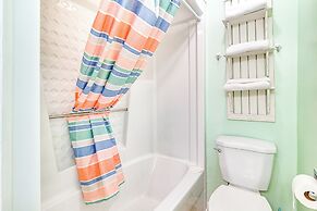 Cozy Beachfront Condo w/ Wifi, Views & Pool Access