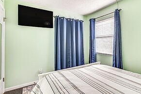 Cozy Beachfront Condo w/ Wifi, Views & Pool Access