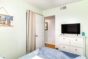 Cozy Beachfront Condo w/ Wifi, Views & Pool Access