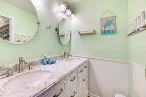 Cozy Beachfront Condo w/ Wifi, Views & Pool Access