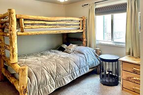 Walk to Main St & Chairlift: Breckenridge Condo!