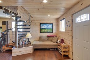 Secluded Jefferson Cabin w/ Deck + Mountain Views!