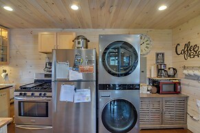 Secluded Jefferson Cabin w/ Deck + Mountain Views!