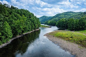 Charming Parsons Cabin w/ Grill on the Cheat River