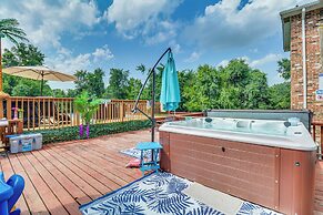 'hidden Paradise' on 5 Acres w/ Hot Tub & Deck!