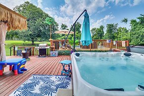 'hidden Paradise' on 5 Acres w/ Hot Tub & Deck!