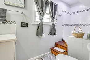 'hidden Paradise' on 5 Acres w/ Hot Tub & Deck!