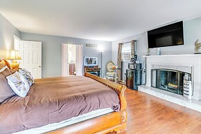 'hidden Paradise' on 5 Acres w/ Hot Tub & Deck!