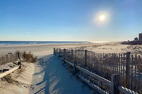 Beautifully Renovated Beach House w/ Fenced Patio!