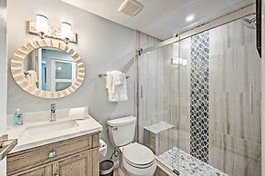 Modern Retreat With Pool Near Vanderbilt Beach!