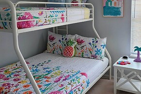 Modern Retreat With Pool Near Vanderbilt Beach!