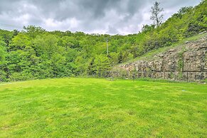 Cozy Branson Retreat w/ Balcony, 2 Mi to 76 Strip