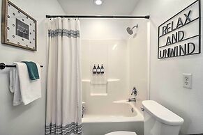 Cozy Branson Retreat w/ Balcony, 2 Mi to 76 Strip