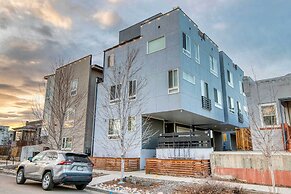 Sleek Denver Townhome, Walk to the Empower Field!