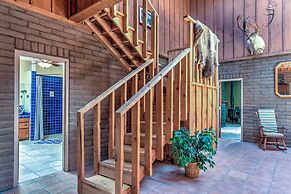 Spacious Alto House on 8 Private Acres w/ Hot Tub!