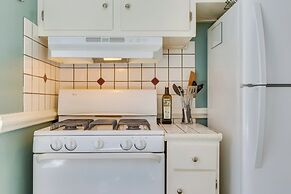 2 Mi to Washington Park: Convenient Denver Home!