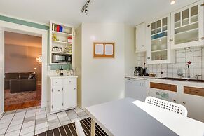 2 Mi to Washington Park: Convenient Denver Home!