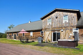 Lakefront Gem: Hot Tub & Game Room in Hancock
