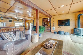 Lakefront Gem: Hot Tub & Game Room in Hancock