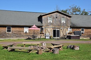 Lakefront Gem: Hot Tub & Game Room in Hancock