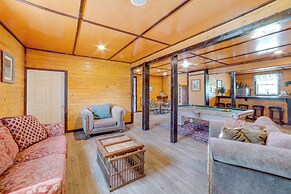 Lakefront Gem: Hot Tub & Game Room in Hancock