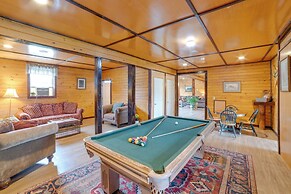 Lakefront Gem: Hot Tub & Game Room in Hancock