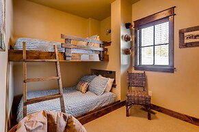 Dog-friendly Cabin in the Heart of Grand Lake!