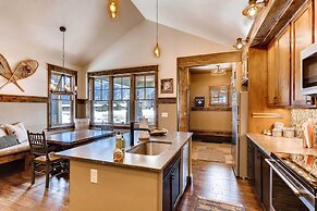 Dog-friendly Cabin in the Heart of Grand Lake!