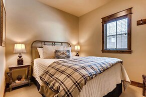 Dog-friendly Cabin in the Heart of Grand Lake!