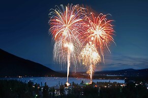 Dog-friendly Cabin in the Heart of Grand Lake!