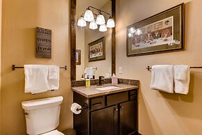 Dog-friendly Cabin in the Heart of Grand Lake!