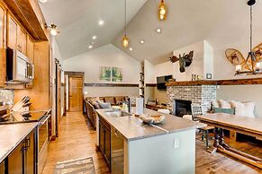 Dog-friendly Cabin in the Heart of Grand Lake!