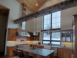 Luxury Ski-in/out Getaway w/ Hot Tub & Views!