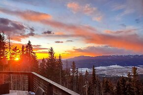 Luxury Ski-in/out Getaway w/ Hot Tub & Views!