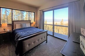 Luxury Ski-in/out Getaway w/ Hot Tub & Views!