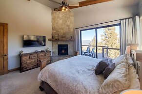 Luxury Ski-in/out Getaway w/ Hot Tub & Views!