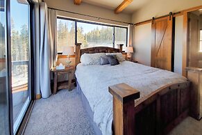 Luxury Ski-in/out Getaway w/ Hot Tub & Views!