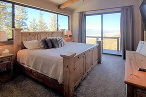 Luxury Ski-in/out Getaway w/ Hot Tub & Views!