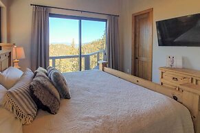 Luxury Ski-in/out Getaway w/ Hot Tub & Views!