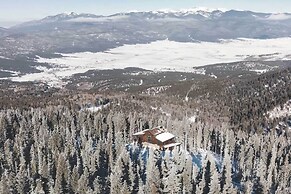 Luxury Ski-in/out Getaway w/ Hot Tub & Views!