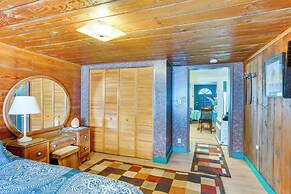 Dunsmuir Apartment ~ 17 Mi to Mt Shasta Ski Park!