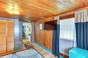 Dunsmuir Apartment ~ 17 Mi to Mt Shasta Ski Park!