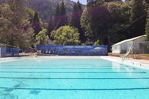 Dunsmuir Apartment ~ 17 Mi to Mt Shasta Ski Park!